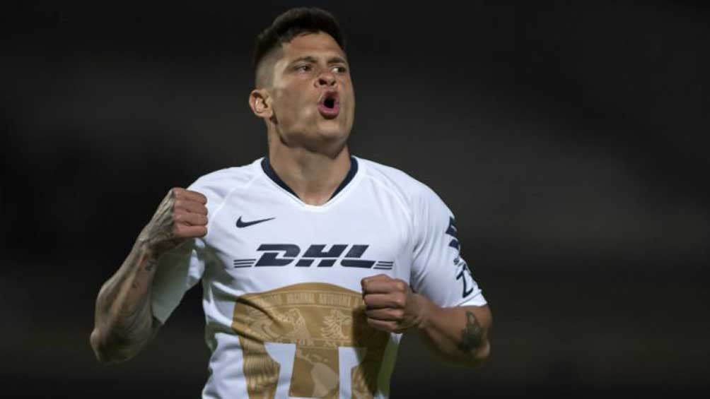 Juan Manuel Iturbe celebra una anotación con Pumas