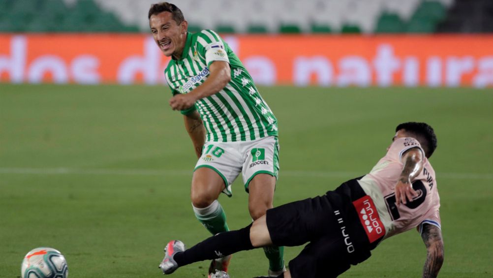 Andrés Guardado en acción con el Betis