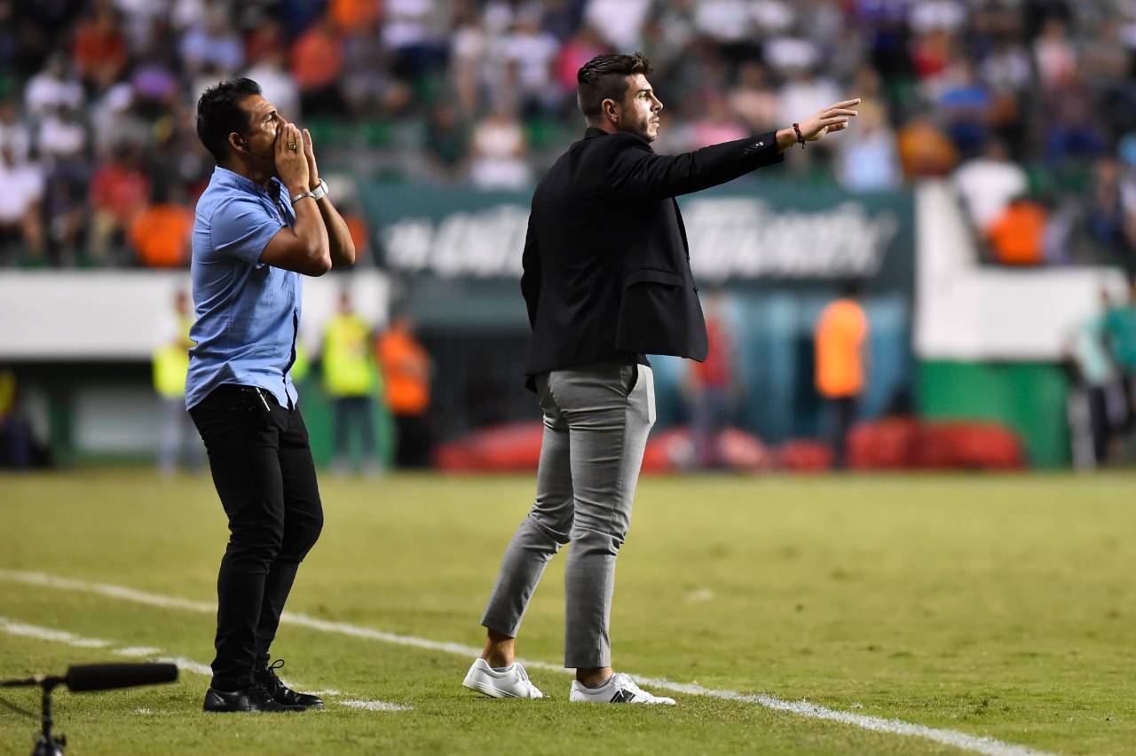 Diego dando instrucciones en la Liga de Ascenso 