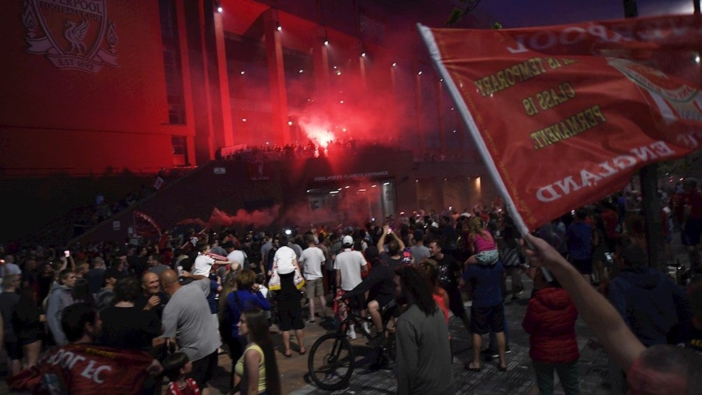 Aficionados se reunieron en Anfield para festejar el título de Liverpool