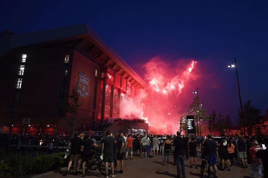 Afición del Liverpool en Anfield