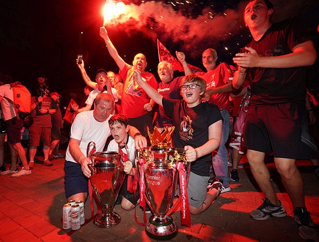 Aficionados de los Reds celebran el título de la Premier League