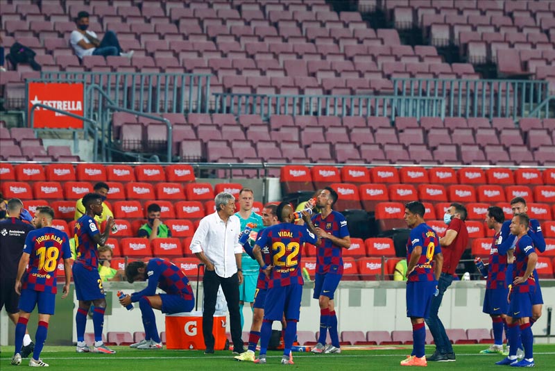 El técnico del Barcelona  hablando con sus jugadores