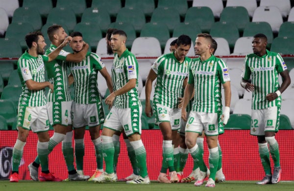 El equipo del Betis celebrando una anotación