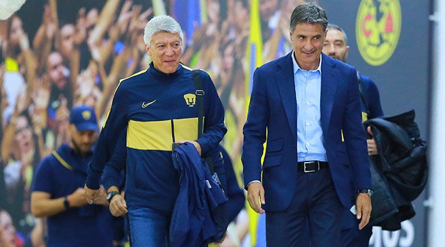 Chucho y Míchel, antes de un juego de Pumas