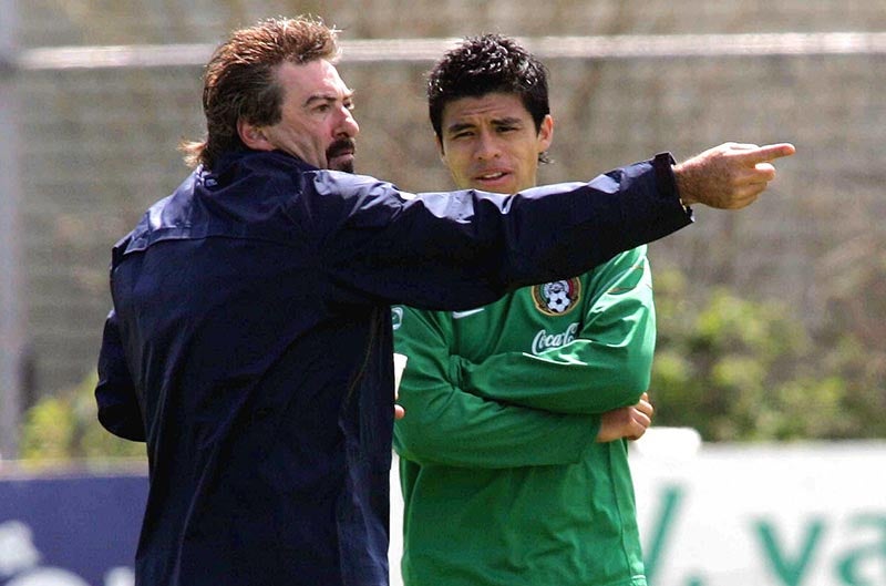 La Volpe da instrucciones a Pineda en un entrenamiento 