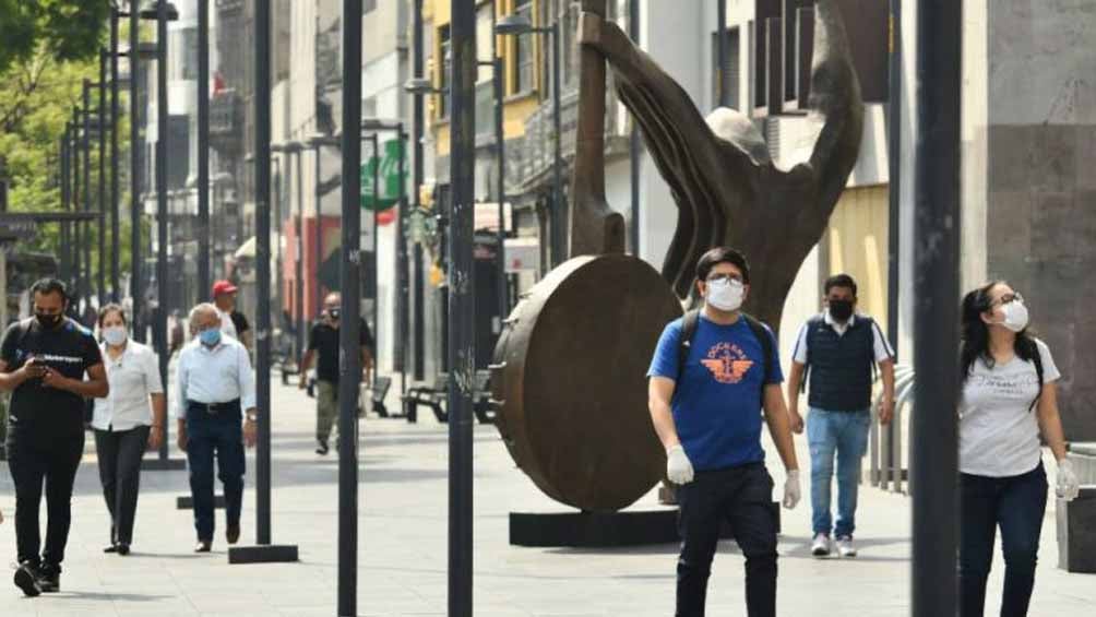 Gente con cubrebocas en las calles del país