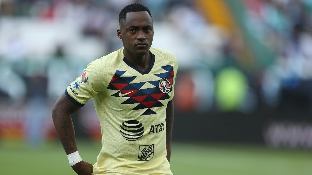 Renato Ibarra durante un partido con América