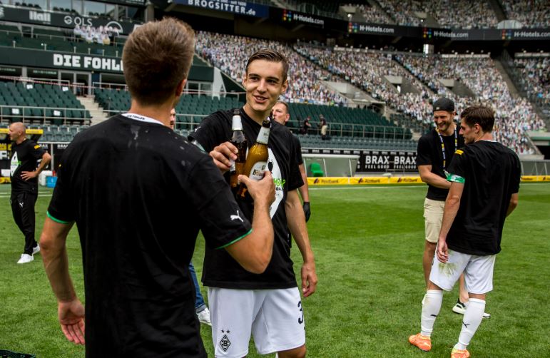 Jugadores del Gladbach celebran su pase a Champions