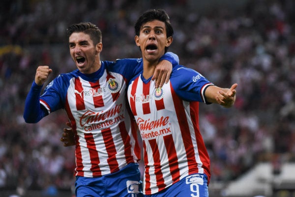 El 'Conejito' y JJ Macías celebran un gol con el Rebaño