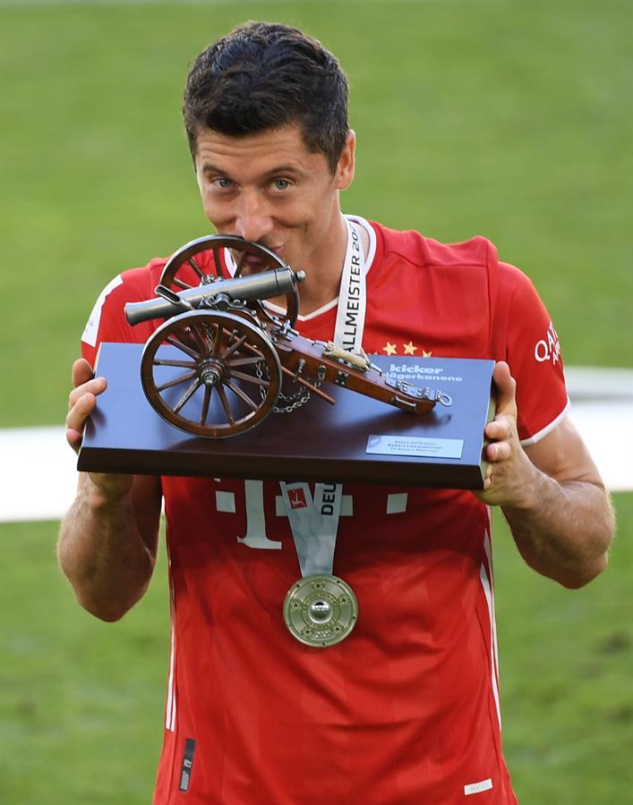 Robert Lewandowski disfruta de su título de goleo