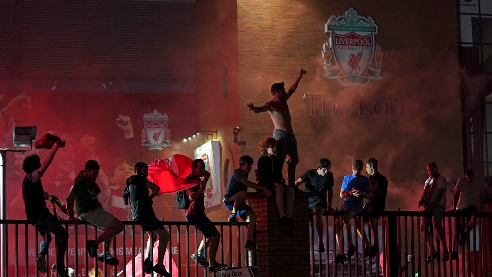 Afición del Liverpool festeja el título de los Reds en Premier 