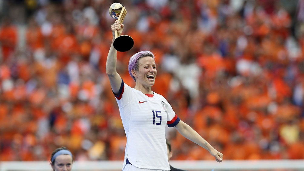 Megan Rapinoe sostiene la Copa del Mundo