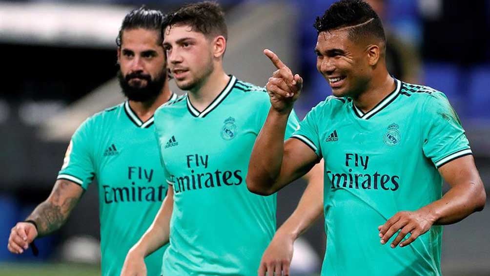 Casemiro celebra la anotación con sus compañeros