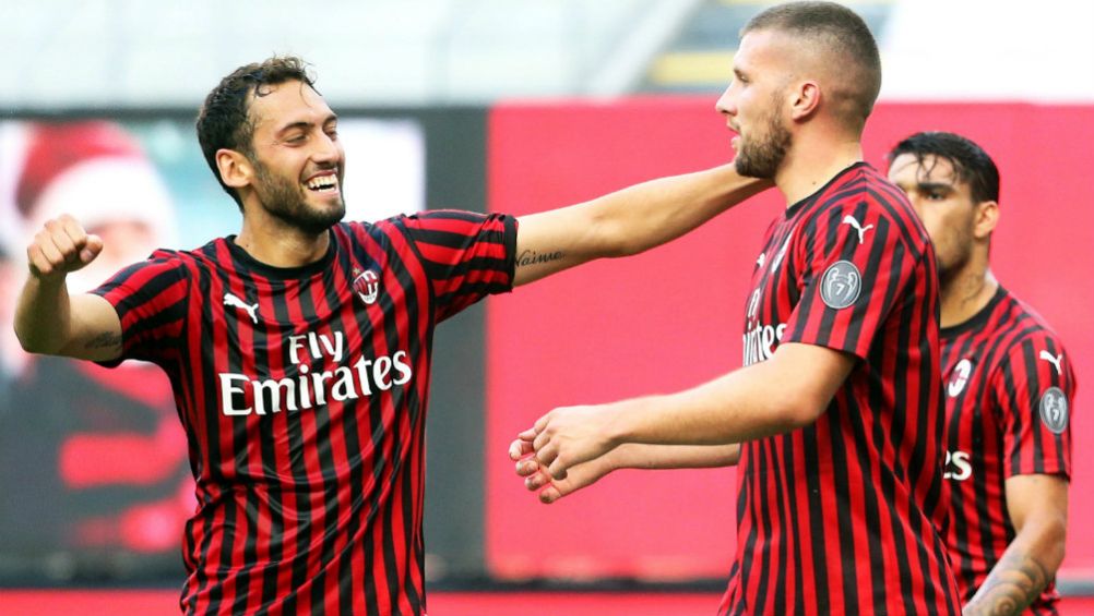 Calhanoglu y Rebic en festejo de gol