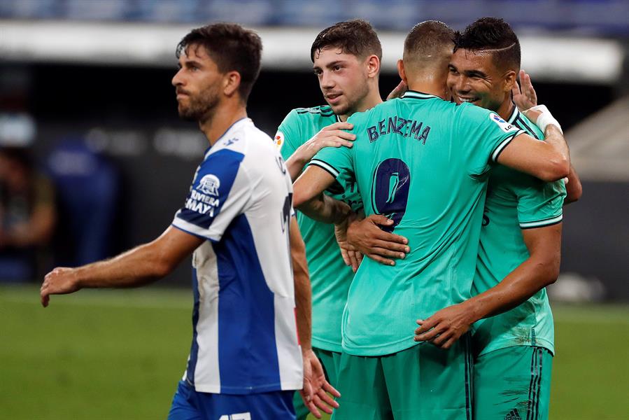 Jugadores del Madrid festejan una anotación