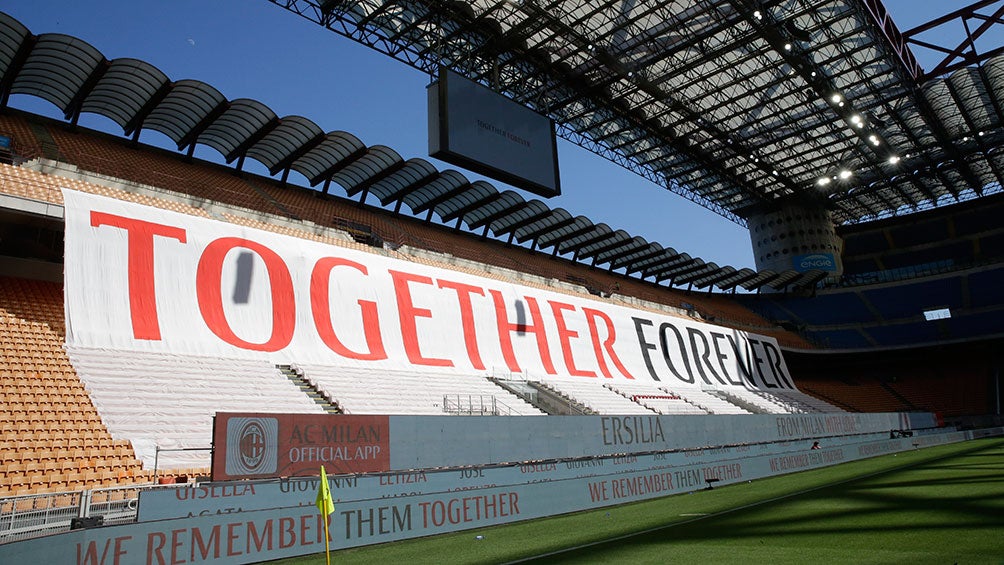 Pancarta del Milan en homenaje a los afectados por el Covid-19