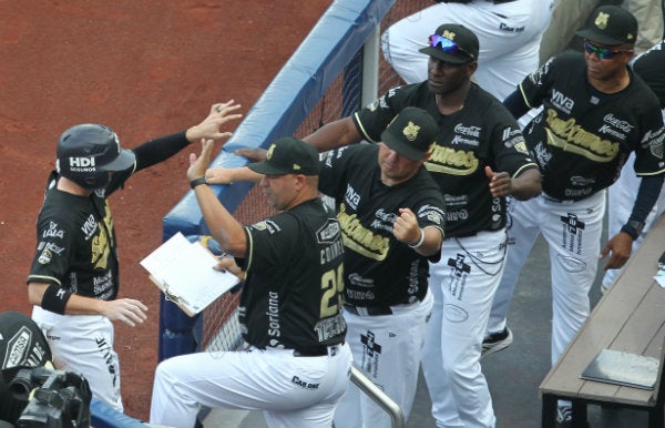 Jugadores de los Sultanes de Monterrey celebran una carrera