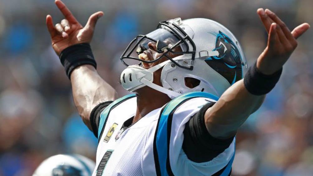 Cam Newton celebra una de sus cuatro anotaciones