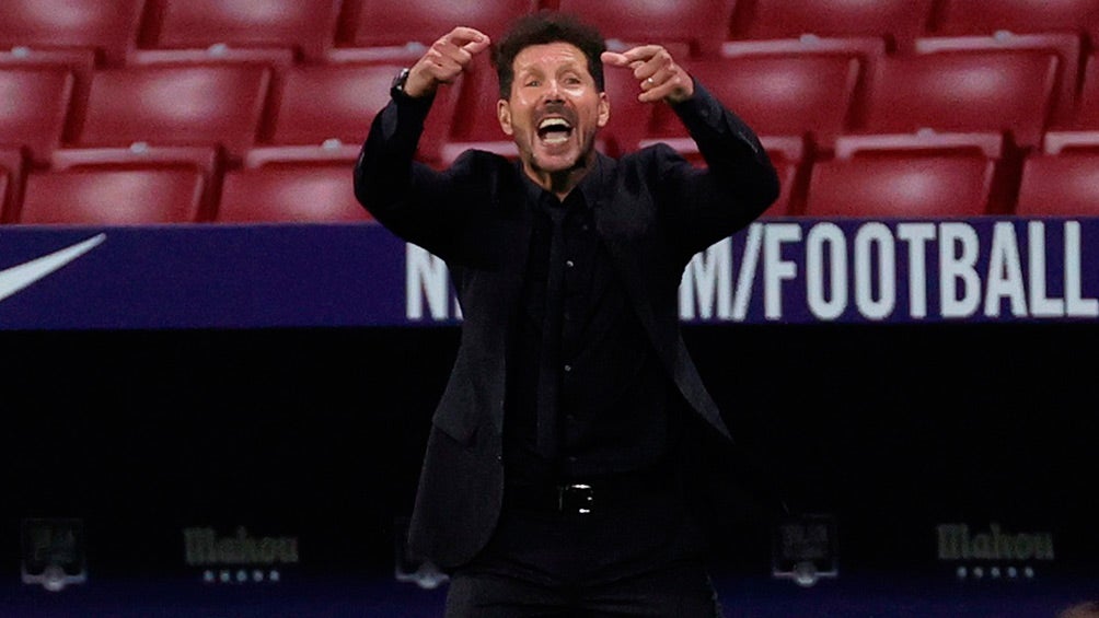 Simeone da indicaciones a sus jugadores en un partido del Atlético