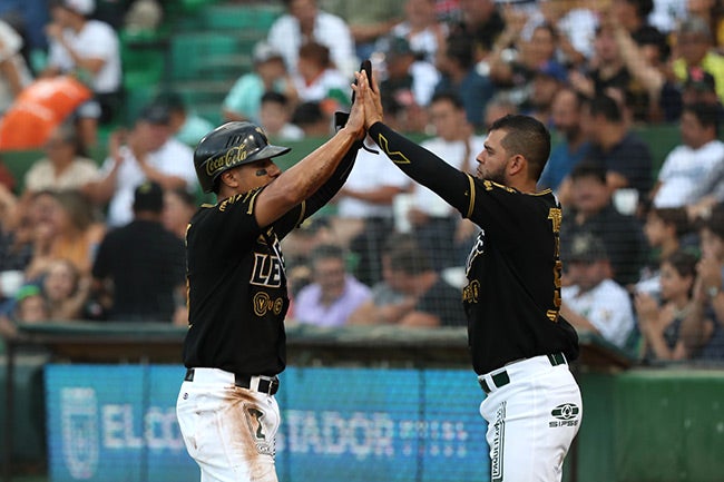 Jugadores de Leones de Yucatán, durante un partido de la LMB