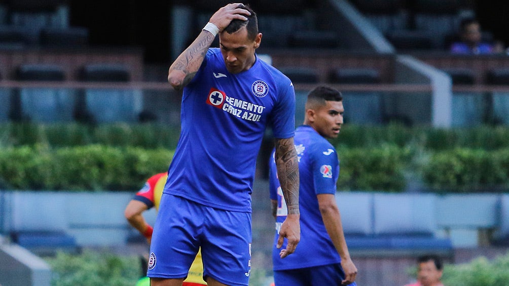 Caraglio se lamenta en un juego de Cruz Azul