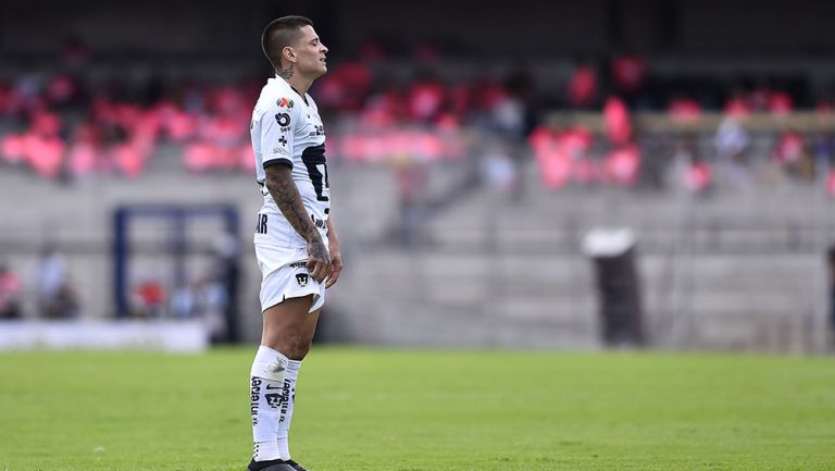 Juan Iturbe en un partido con los Pumas