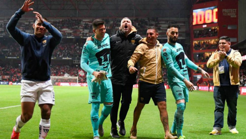 El entrenador de porteros celebra con la afición auriazul