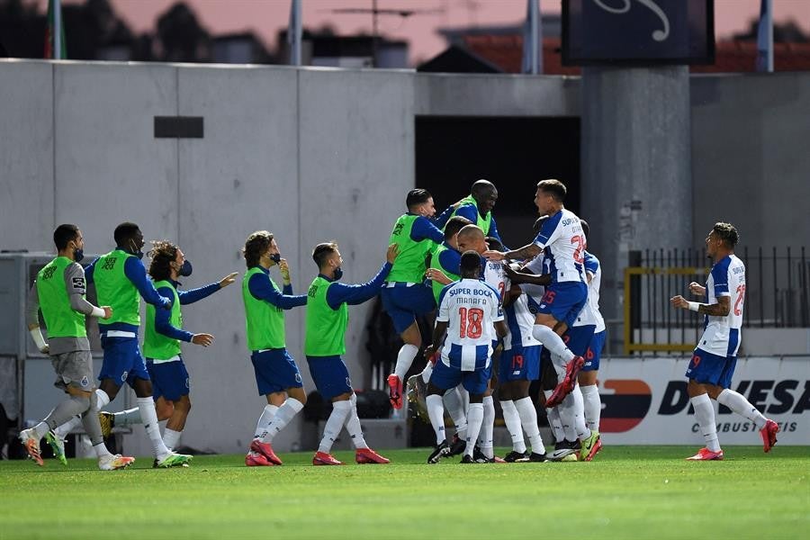 Jugadores de Porto celebrando el gol de la victoria