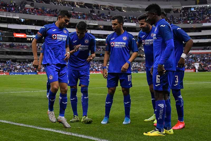 Elementos de Cruz Azul durante un duelo en Liga MX