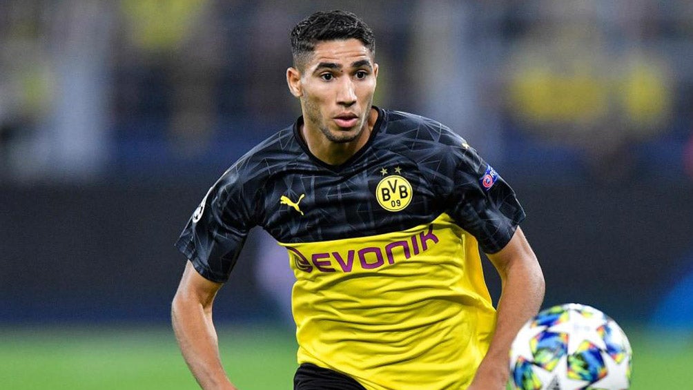 Achraf Hakimi durante un duelo con el Borussia Dortmund