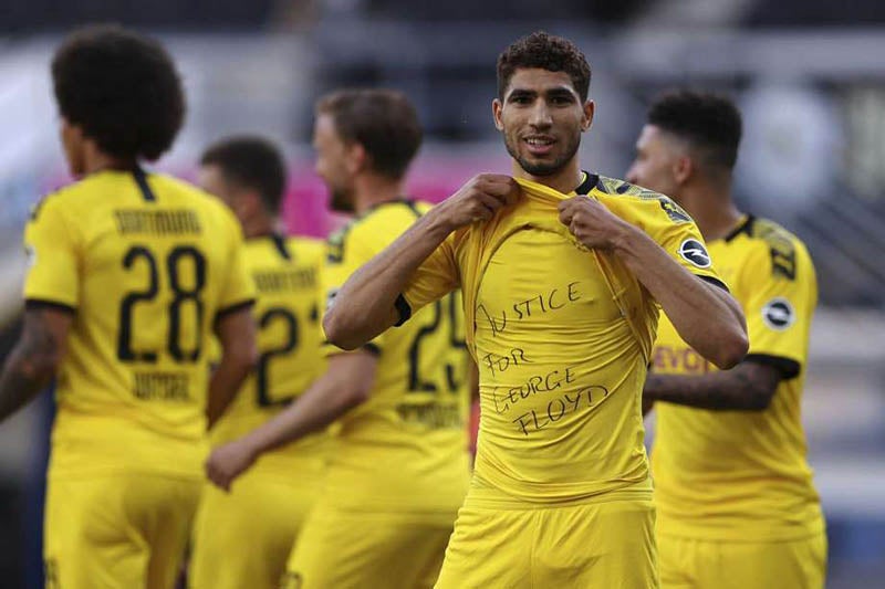 Achraf Hakimi durante un duelo con el Borussia Dortmund