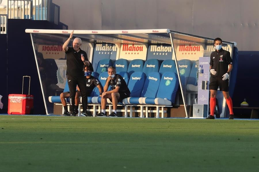 El Vasco habla con sus jugadores desde la banca 