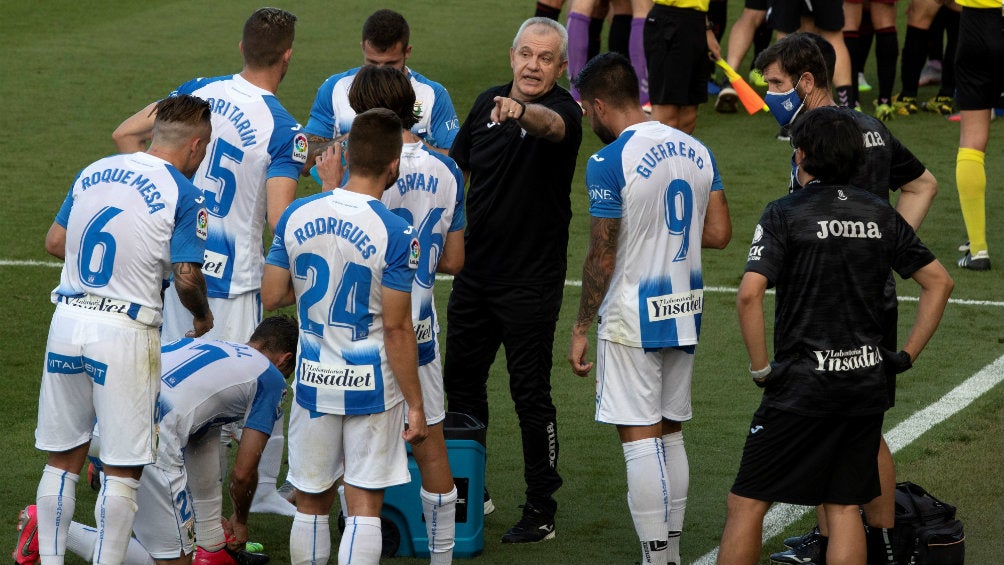 Javier Aguirre con sus jugadores