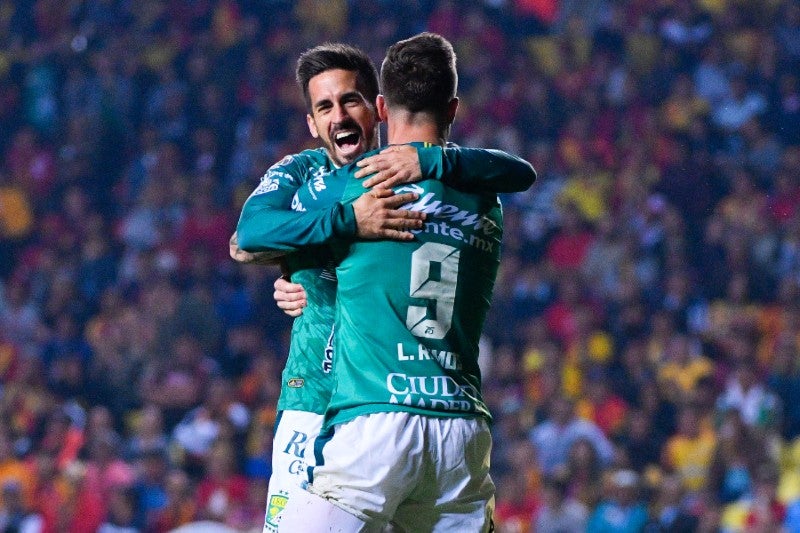 Navarro celebra un gol con Leo Ramos