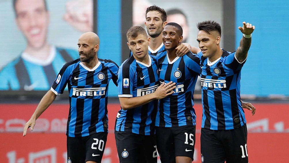 Jugadores del Inter festejan un tanto ante el Brescia