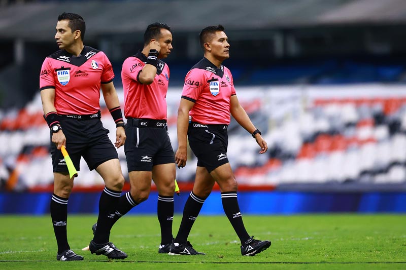 Tripleta arbitral después de un partido de Liga MX