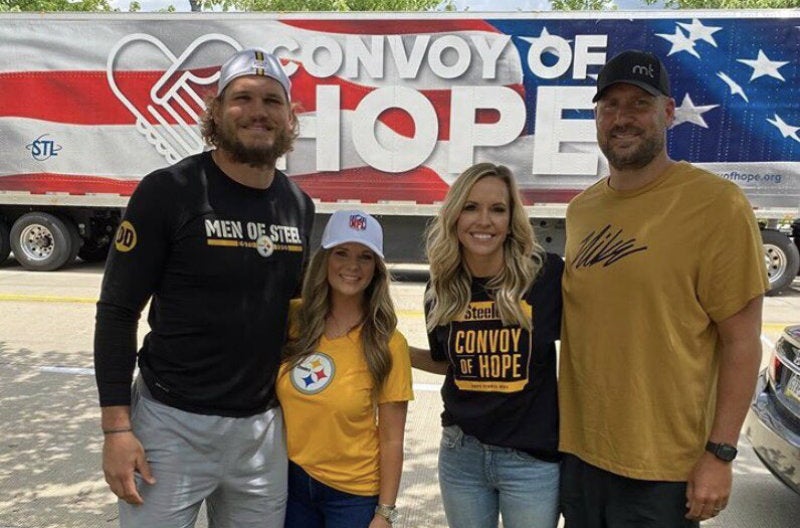 Roethlisberger con Vance McDonald y sus parejas en el Convoy of Hope