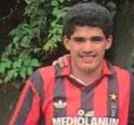 Pedro Pineda con la playera del Milan