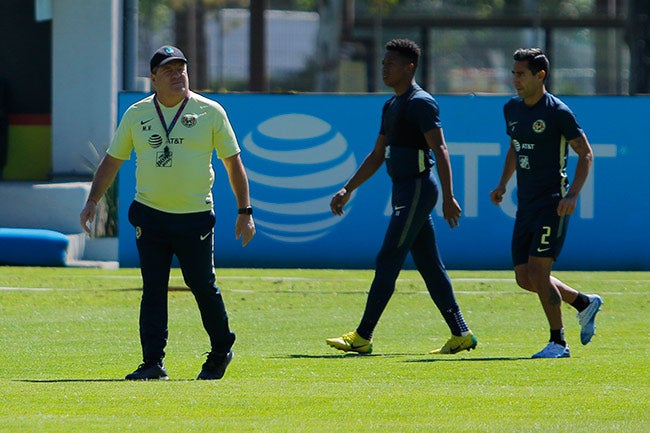 Piojo Herrera, durante un entrenamiento del América