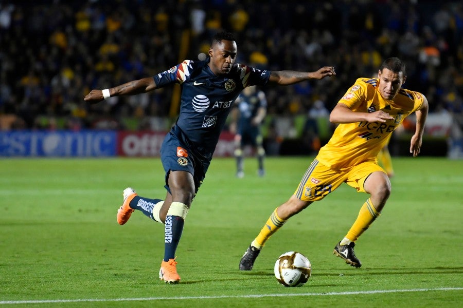 Renato Ibarra durante un partido con América