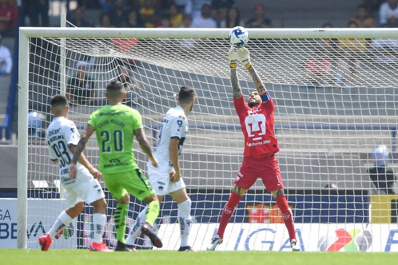 Saldívar en un partido entre Pumas y Morelia