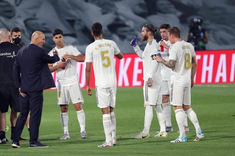 Zidane con sus jugadores en el 'break' de hidratación