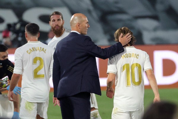 Zinedine Zidane en plática con Modric