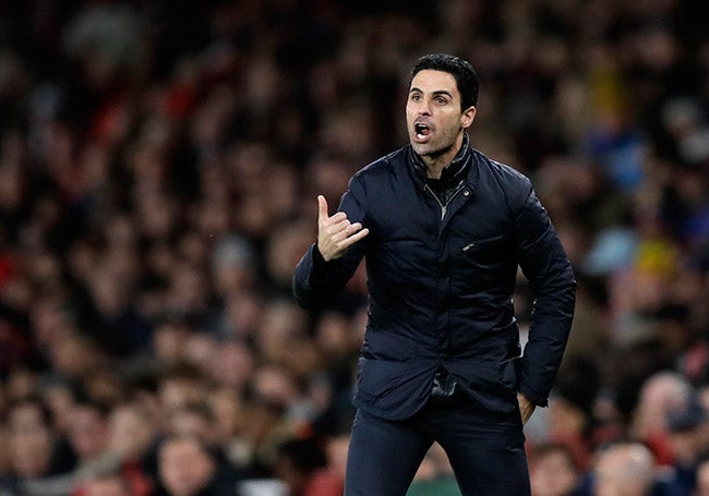 Arteta da indicaciones en un juego del Arsenal