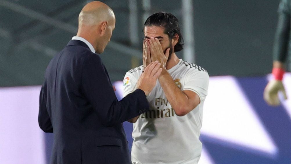 Zinedine Zidane, técnico del Real Madrid, con Isco