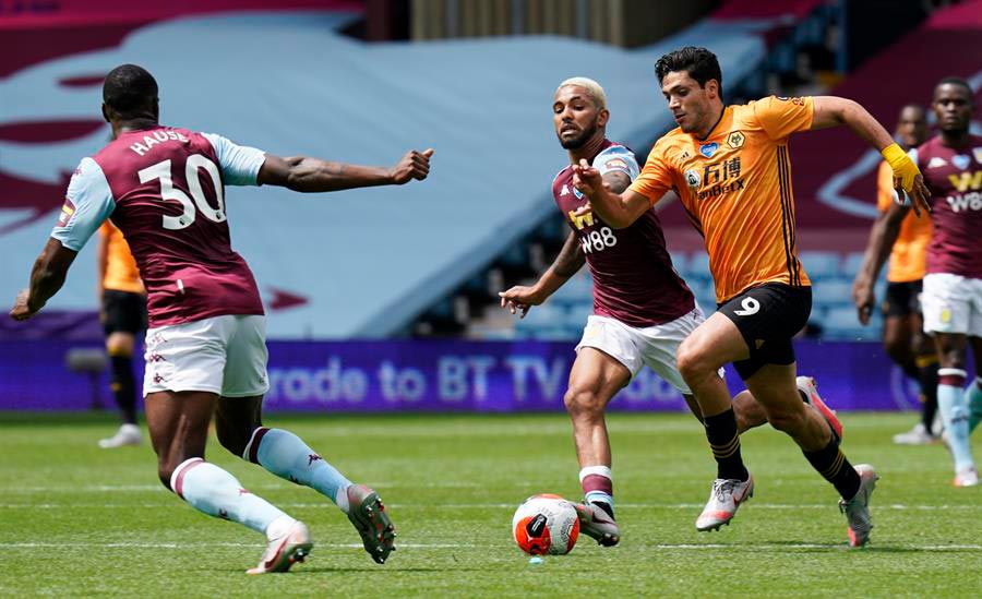 El delantero mexicano en un partido con Wolves