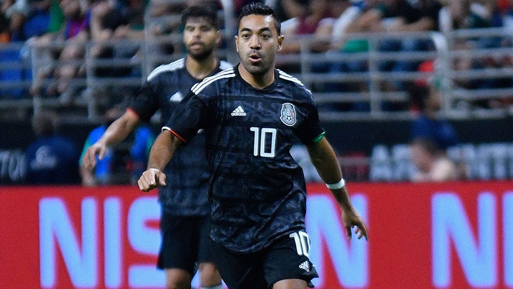 Marco Fabián durante un duelo con el Tricolor 