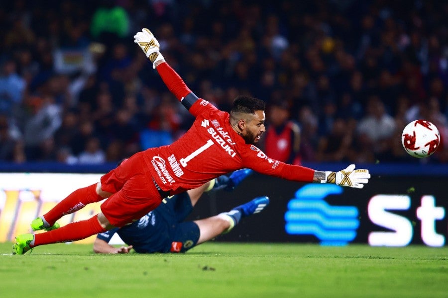 Alfredo Saldívar durante un partido con Pumas