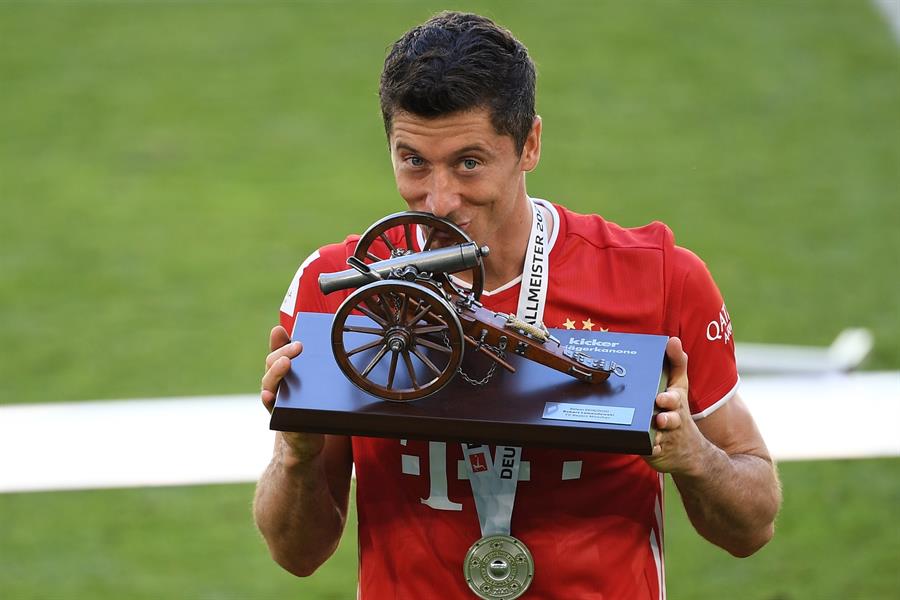 Lewandowski besa su título de goleo